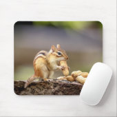 Chipmunk die een pinda eet muismat (Met muis)
