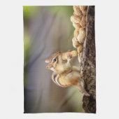 Chipmunk die een pinda eet theedoek (Verticaal)