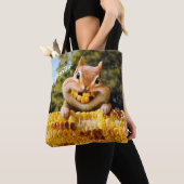 Chipmunk Eating Corn Tote Bag (Dichtbij)