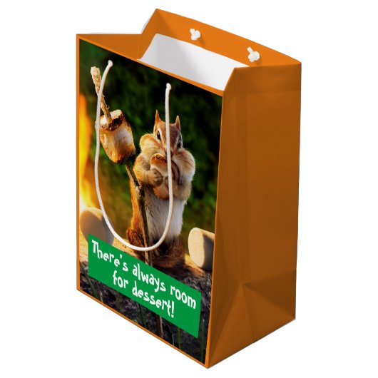 Chipmunk Eating Marshmallow Medium Cadeauzakje (Achterkant Gekanteld)