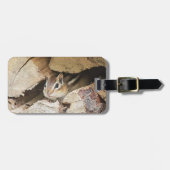 Chipmunk in een houten stapel bagagelabel (Voorkant horizontaal)