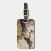 Chipmunk in een houten stapel bagagelabel (Voorkant verticaal)