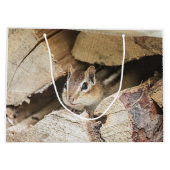 Chipmunk in een houten stapel groot cadeauzakje (Achterkant)