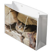 Chipmunk in een houten stapel groot cadeauzakje (Voorkant Gekanteld)