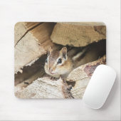 Chipmunk in een houten stapel muismat (Met muis)