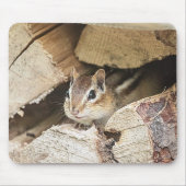 Chipmunk in een houten stapel muismat (Voorkant)