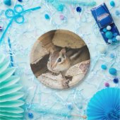 Chipmunk in een houten stapel papieren bordje (Feest)