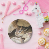 Chipmunk in een houten stapel papieren bordje (Feest)