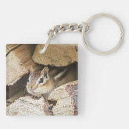Chipmunk in een houten stapel sleutelhanger