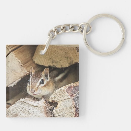 Chipmunk in een houten stapel sleutelhanger (Achterkant)