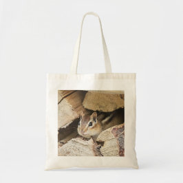 Chipmunk in een houten stapel tote bag