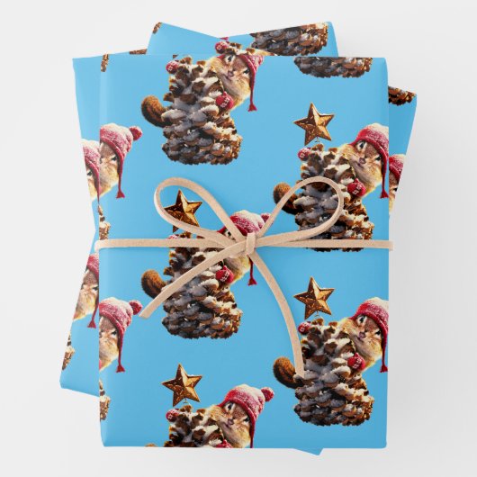 Chipmunk met een pijnkanonboom inpakpapier vel (In situ)