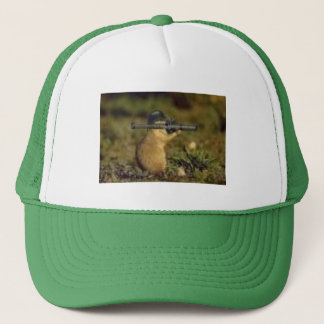 chipmunk met een pistool trucker pet