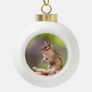 Chipmunk met pinda's keramische bal ornament