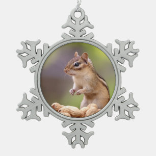 Chipmunk met pinda's tin sneeuwvlok ornament