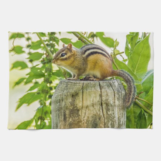 Chipmunk op een hek post met links theedoek (Horizontaal)