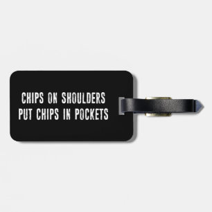 Chips op schouders steken chips in zakken bagagelabel