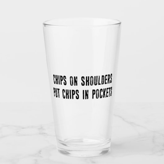 Chips op schouders steken chips in zakken glas (Voorkant)