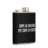 Chips op schouders steken chips in zakken heupfles (Rechts)
