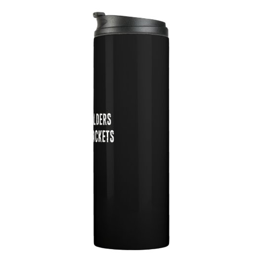 Chips op schouders steken chips in zakken thermosbeker (Geroteerd rechts)