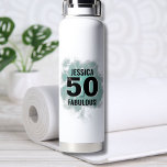 Chique 50e verjaardag waterfles<br><div class="desc">Een mix van schattig script en moderne stoutmoedigheid met dit eenvoudige "50 And Fabulous" -ontwerp! Met een klassieke zwart-witte kleur met een vleugje kleur van de blauwgroen blauwe (of turquoise) waterverf achtergrond. Pas de naam aan en als het nodig is, kunt u ook de 'en' en 'fabulous' wijzigen als er...</div>
