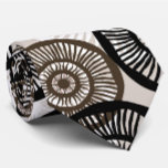 Chique Abstract cirkelwiel neutraal Stropdas<br><div class="desc">Deze stropdas heeft een eigentijds wit,  bruin en zwart cirkelvormig cirkelpatroon op een zachte bruine beige achtergrond. Chique,  elegant en stijlvol in neutrale kleuren. Een abstract digitaal motief in een reto-stijl. Geïnspireerd door de wielen in een bus die rond en rond gaan. Koel stropdas.</div>