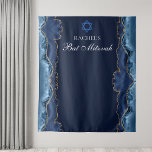 Chique Bat Mitzvah Party Navy Blauw Goud Fotocabin Wandkleed<br><div class="desc">Elegante marineblauw en gouden agaat versiert de zijkant van dit moderne Bat Mitzvah party fotocabine wandtapijt. De naam van je dochter is geschreven in een mooi formeel schrift onder de Davidster. Perfect voor een chique,  stijlvolle Joodse familie die vieren dat hun dochter wordt geroepen tot de Thora.</div>