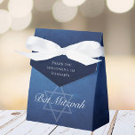 Chique Bat Mitzvah Star van David Custom Blue Part Bedankdoosjes<br><div class="desc">Prachtige diepe tinten donkerblauw creëer een textuur als water op deze aanpasbare Bat Mitzvah feestgunst box. Elegant wit minimalistisch script met de naam van je dochter op de subtiele Star of David voor een joods feest.</div>