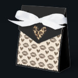 Chique Beige & Black Luipaardprint Bedankdoosjes<br><div class="desc">Maak je feestattributen onvergetelijk met deze Chique Beige & Black Luipaardprint Favor Box. Met een gewaagde dierenprint in klassieke neutrale tinten is het perfect voor bruiloften, verjaardagen, babyshower of een andere speciale gelegenheid. Stijlvol en stevig, voegt deze doos een vleugje wilde elegantie toe aan je evenement en zorgt ervoor dat...</div>