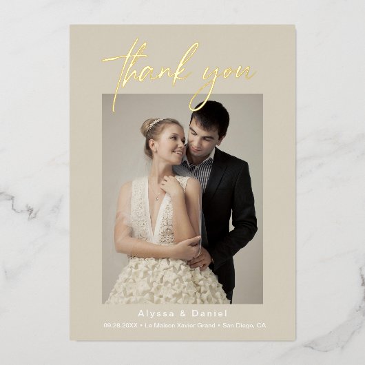 Chique Beige trouwfoto's handlettering Script Folie Uitnodiging (Voorkant)