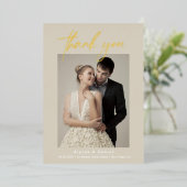 Chique Beige trouwfoto's handlettering Script Folie Uitnodiging (Staand Voorkant)