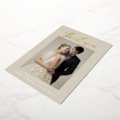 Chique Beige trouwfoto's handlettering Script Folie Uitnodiging (Gedraaid)