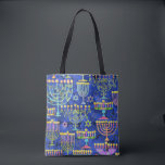 Chique Blauw Goud Menorah Ster van David Chanoeka Tote Bag<br><div class="desc">Deze vakantie canvas tas is voorzien van een chique patroon van gouden,  groene en paarse menora en gouden Star of David op een blauwe achtergrond. Ontworpen door de wereldberoemde kunstenaar Tim Coffey.</div>