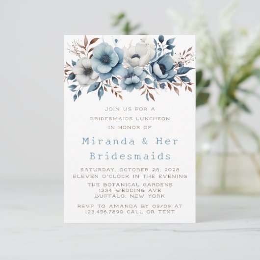 Chique blauw wit bloem bruidsmeisjes lunch kaart (Staand voorkant)