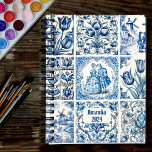 Chique Blauw wit lijsten toile de jouy monogram Planner<br><div class="desc">Chique Blauw wit gereedschap monogram Planner. Mooie naadloze toile de jouy-prints Blauw op een witte achtergrond. Toile is een all time rage op dit moment, dit is een elegante en toile de jouy met een exotisch damast-patroon, een leuke stijl die momenteel trending is voor home decor, kleding, mobiele en Ipad-hoesjes,...</div>