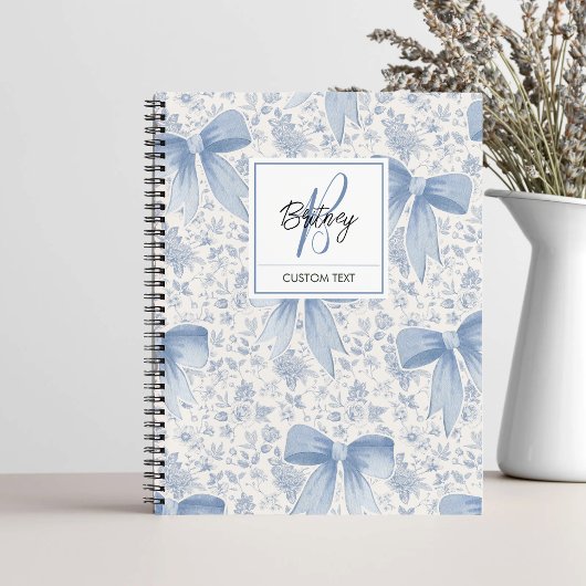 Chique Blauwe Bloem met Strikken Script Naam Monog Notitieboek