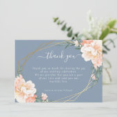 Chique bloemenblush perzik goud stoffige blauwe br bedankkaart (Staand voorkant)