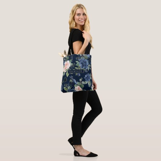 Chique Blooms | Donker Navy Blue en Blush Monogram Tote Bag (Op model)