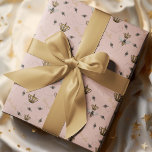 Chique Blush Roze Koningin Bee & Gouden Kroon Cadeaupapier<br><div class="desc">Creëer een elegante cadeaupresentatie met dit chique Blush Pink Wrapping Paper. Met een naadloos patroon van mijn handgetekende illustratie van de koningin bij en haar gouden kroon,  zoemend deze kant op en dat. De handgetekende woorden in goud,  "Queen Bee" zijn verspreid over het patroon.</div>