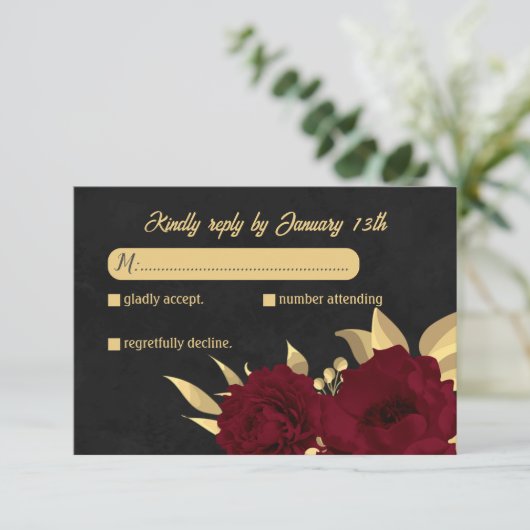 Chique bordeaux en goud zwart botanische bruiloft RSVP kaartje (Staand voorkant)