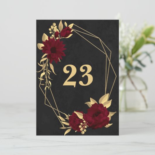 Chique bordeaux & goud zwart geometrisch tafelnumm kaart (Staand voorkant)