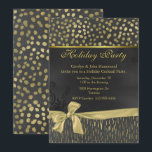 Chique Chalkboard en Gold Holiday Party uitnodigin Kaart<br><div class="desc">Stijlvolle feestuitnodiging gedaan in een trendy krijtbord grijs met gouden toonpatronen,  boven en onder op de uitnodiging. Afbeeldingen van een  borden satijnen lint en strik,  strekken zich uit over de onderkant van de uitnodiging. Alle tekst is klaar om te personaliseren voor uw feest.</div>