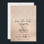 Chique Champagnetoon Goud Glitter Metaalachtige Tr Save The Date<br><div class="desc">De elegante, glamoureuze en moderne "save the date"-kaart voor trouwfeesten is perfect voor het moderne en stijlvolle verloofde paar. Deze vertoont een nep gedrukte champagne gouden glinsterende glans ombré verlopend over een champagne gouden geborsteld metalen achtergrond. De achterkant vertoont dezelfde glans en geborsteld metaal. Dit chic, luxe en uniek ontwerp...</div>
