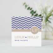 Chique Chevron Monogram Save the Date | marineblau (Staand voorkant)