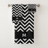 Chique Chevron Patroon op Zwarte Witte Monogram Bad Handdoek (Insitu)