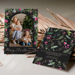 Chique donkergrijs roze groen boog foto kerst feestdagenkaart<br><div class="desc">Dit collectie is voorzien van waterverf felroze bloemblaadjes,  bessen & wintergroen met een moderne en elegante typografie,  met een winterbotanische patroonrug.</div>