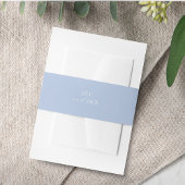 Chique Dusty Blauw Script Bruiloft Uitnodigingen Wikkel