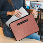 Chique Elegant Roos Goud & Zwart Initiaal Monogram Laptop Sleeve<br><div class="desc">Deze laptophoes definieert chique raffinement,  door de allure van roos goud te harmoniseren met strakke zwarte accenten. Binnenin biedt het sleeve pluche bescherming voor uw laptop met behoud van een gevoel van verfijnde luxe. Het is een statement accessoire,  huwelijksstijl en functionaliteit voor de tech-essentials van de moderne professional.</div>