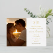Chique Elegante Monogram Foto Bruiloft Goud Folie Uitnodiging (Staand Voorkant)