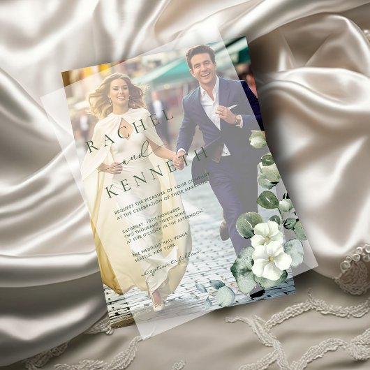 Chique eucalyptusgroen laat minimalistische bruilo vellum uitnodigingen